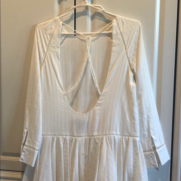 White sundress with open back and sleeves - Picture 4 of 7